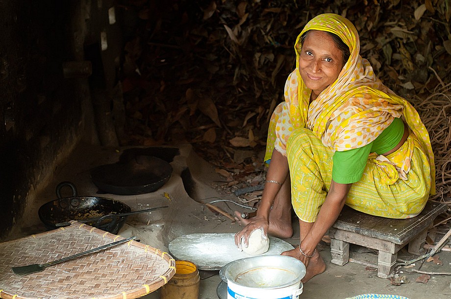 Matoin koło Hajigonj - kobieta przygotowuje chlebek chapati (Bangladesz 2010 - część 2/2)